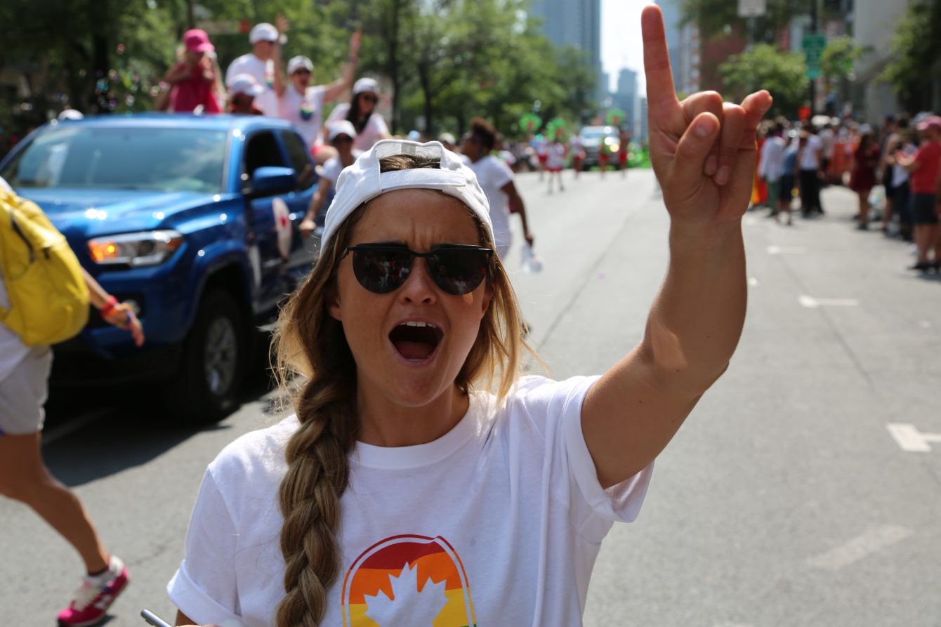 l'olympienne Alexandra Duckworth lors du défilé de Fierté Montréal, le dimanche 20 août 2017. (Photo: COC/Steve Boudreau)