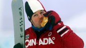 Canada's Jasey Jay Anderson célèbre sa médaille d'or en slalom géant parallèle aux Jeux de Vancouver 2010. THE CANADIAN PRESS/Sean Kilpatrick