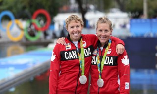 Patricia Obee et Lindsay Jennerich posent avec leur médaille d'argent