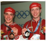 Le médaillé d'argent Jeremy Wotherspoon, à droite, et le médaillé de bronze Kevin Overland montrent leurs médailles en patinage de vitesse au Jeux le Nagano 1998. (stf / Paul Chiasson)
