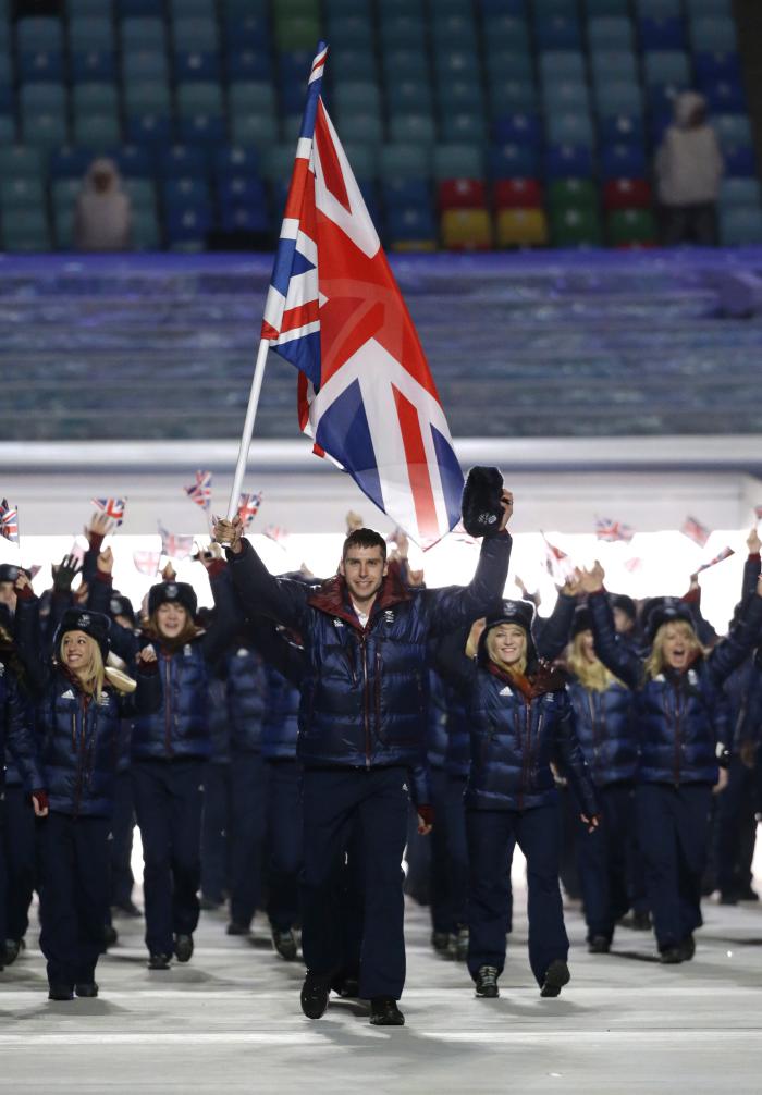 Jon Eley of Britain porte le drapeau national alors qu'il mène l'équipe lors de la cérémonie d'ouverture des Jeux olympiques d'hiver de 2014 à Sotchi, en Russie, le vendredi 7 février 2014. (AP Photo / Mark Humphrey)