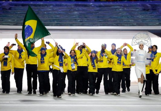 Sochi Olympics Opening Ceremony Jaqueline Mourao, du Brésil, porte le drapeau national lors de la cérémonie d'ouverture des Jeux olympiques d'hiver de 2014 à Sotchi, en Russie, le vendredi 7 février 2014. (AP Photo / Mark Humphrey)