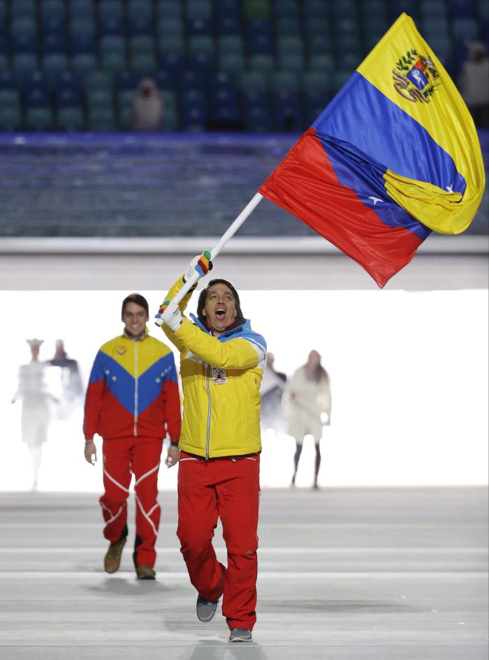 Antonio Pardo du Venezuela porte le drapeau national lors de la cérémonie d'ouverture des Jeux olympiques d'hiver de 2014 à Sotchi, en Russie, le vendredi 7 février 2014. (AP Photo / Mark Humphrey)