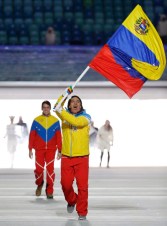 Antonio Pardo du Venezuela porte le drapeau national lors de la cérémonie d'ouverture des Jeux olympiques d'hiver de 2014 à Sotchi, en Russie, le vendredi 7 février 2014. (AP Photo / Mark Humphrey)