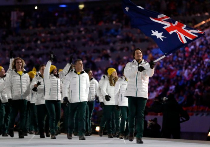 Sochi Olympics Opening Ceremony Alex Pullin d’Australie porte le drapeau national lors de la cérémonie d'ouverture des Jeux olympiques d'hiver de 2014 à Sotchi, en Russie, le vendredi 7 février 2014. (AP Photo / Patrick Semansky)