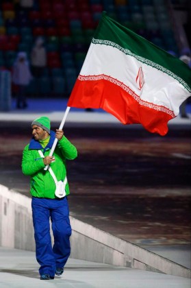 Sochi Olympics Opening Ceremony Hossein Saveh Shemshaki d'Iran porte le drapeau national lors de la cérémonie d'ouverture des Jeux olympiques d'hiver de 2014 à Sotchi, en Russie, le vendredi 7 février 2014. (AP Photo / Mark Humphrey)
