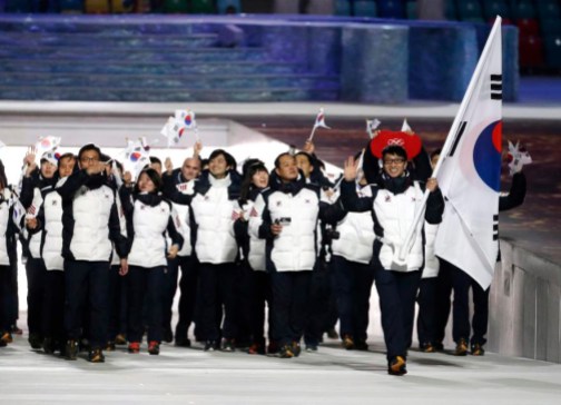 Sochi Olympics Opening Ceremony Lee Kyou-Hyuk de Corée du Sud porte le drapeau national alors qu'il mène son équipe lors de la cérémonie d'ouverture des Jeux olympiques d'hiver de 2014 à Sotchi, en Russie, le vendredi 7 février 2014. (AP Photo / Mark Humphrey)