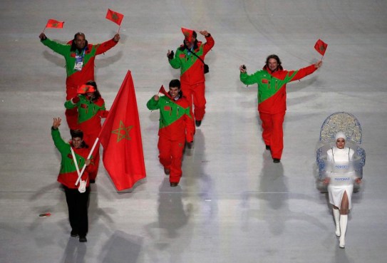Sochi Olympics Opening Ceremony Adam Lamhamedi du Maroc détient son drapeau national et entre dans le stade avec ses coéquipiers lors de la cérémonie d'ouverture des Jeux olympiques d'hiver de 2014 à Sotchi, en Russie, le vendredi 7 février 2014. (AP Photo / Charlie Riedel)