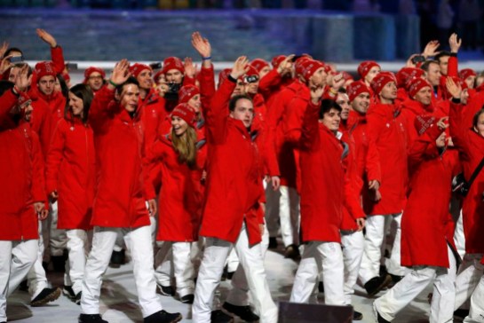 Sochi Olympics Opening Ceremony les athlètes de la Suisse saluent les spectateurs lors de la cérémonie d'ouverture des Jeux olympiques d'hiver de 2014 à Sotchi, en Russie, le vendredi 7 février 2014. (AP Photo / Mark Humphrey)