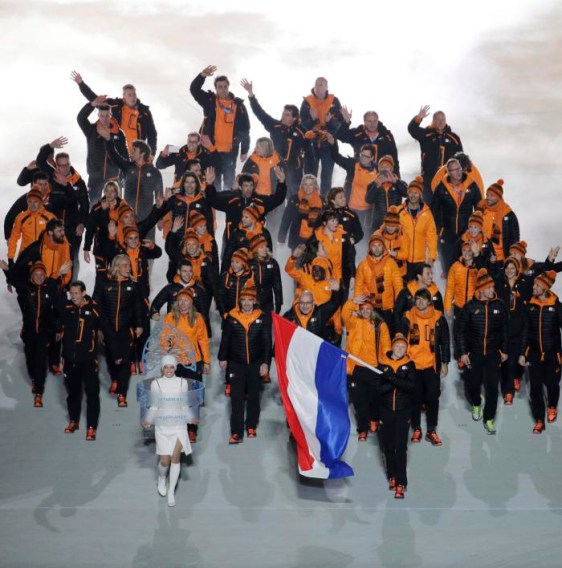 Sochi Olympics Opening Ceremony Jorien ter Mors du Pays-bas tient son drapeau national alors qu’il entre avec ses coéquipiers dans le stade lors de la cérémonie d'ouverture des Jeux olympiques d'hiver de 2014 à Sotchi, en Russie, le vendredi 7 février 2014. (AP Photo / Charlie Riedel)