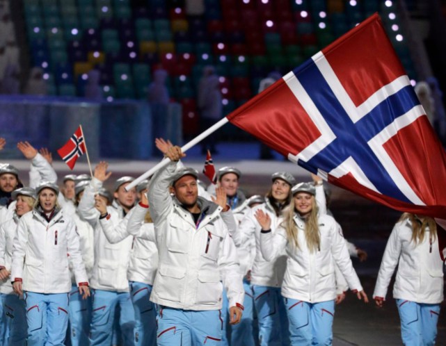 Sochi Olympics Opening Ceremony Aksel Lund Svindal de Norvège porte le drapeau national ç lors de la cérémonie d'ouverture des Jeux olympiques d'hiver de 2014 à Sotchi, en Russie, le vendredi 7 février 2014. (AP Photo / Mark Humphrey)