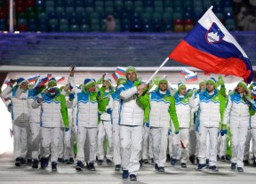 Tomaz Razingar de Slovénie porte le drapeau national alors qu'il mène l'équipe lors de la cérémonie d'ouverture des Jeux olympiques d'hiver de 2014 à Sotchi, en Russie, le vendredi 7 février 2014. (AP Photo / Mark Humphrey)