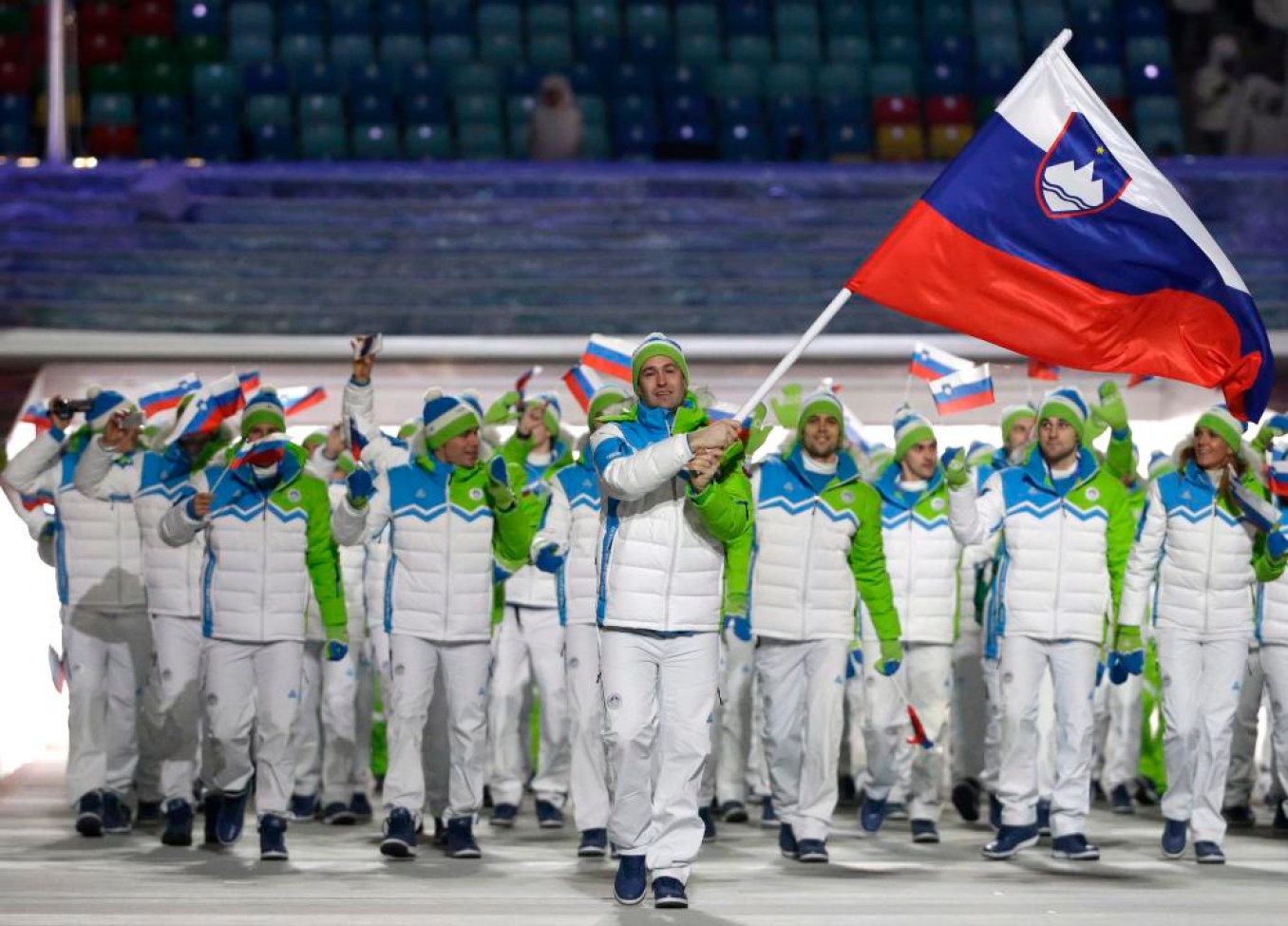 Sochi Olympics Opening Ceremony Tomaz Razingar de Slovénie porte le drapeau national alors qu'il mène l'équipe lors de la cérémonie d'ouverture des Jeux olympiques d'hiver de 2014 à Sotchi, en Russie, le vendredi 7 février 2014. (AP Photo / Mark Humphrey)