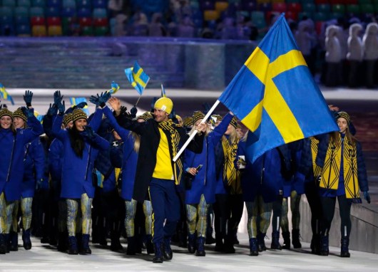 Sochi Olympics Opening Ceremony Anders Soedergren de Suède porte le drapeau national lors de la cérémonie d'ouverture des Jeux olympiques d'hiver de 2014 à Sotchi, en Russie, le vendredi 7 février 2014. (AP Photo / Mark Humphrey)