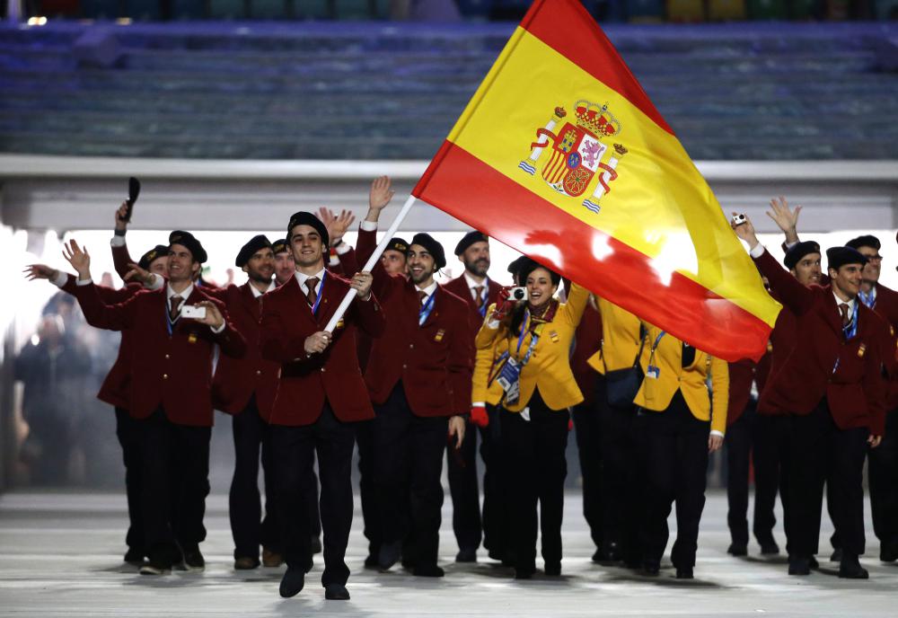 Le patineur Javier Fernandez d'Espagne porte le drapeau national lors de la cérémonie d'ouverture des Jeux olympiques d'hiver de 2014 à Sotchi, en Russie, le vendredi 7 février 2014. (AP Photo / Mark Humphrey)
