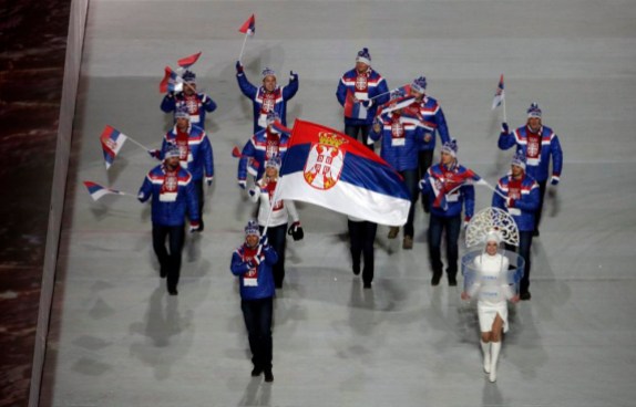 Sochi Olympics Opening Ceremony Milanko Petrovic de Serbie porte le drapeau national lors de la cérémonie d'ouverture des Jeux olympiques d'hiver de 2014 à Sotchi, en Russie, le vendredi 7 février 2014. (AP Photo / Charlie Riedel)