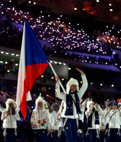 Sochi Olympics Opening Ceremony Sarka Strachova de la République tchèque porte le drapeau national lors de la cérémonie d'ouverture des Jeux olympiques d'hiver de 2014 à Sotchi, en Russie, le vendredi 7 février 2014. (AP Photo / Matt Dunham)