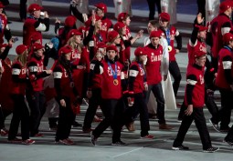 L'équipe canadienne entre dans le stade pour la cérémonie de clôture des Jeux olympiques d'hiver de Sochi 2014, le dimanche 23 février 2014 à Sotchi, en Russie. LA PRESSE CANADIENNE / Adrian Wyld