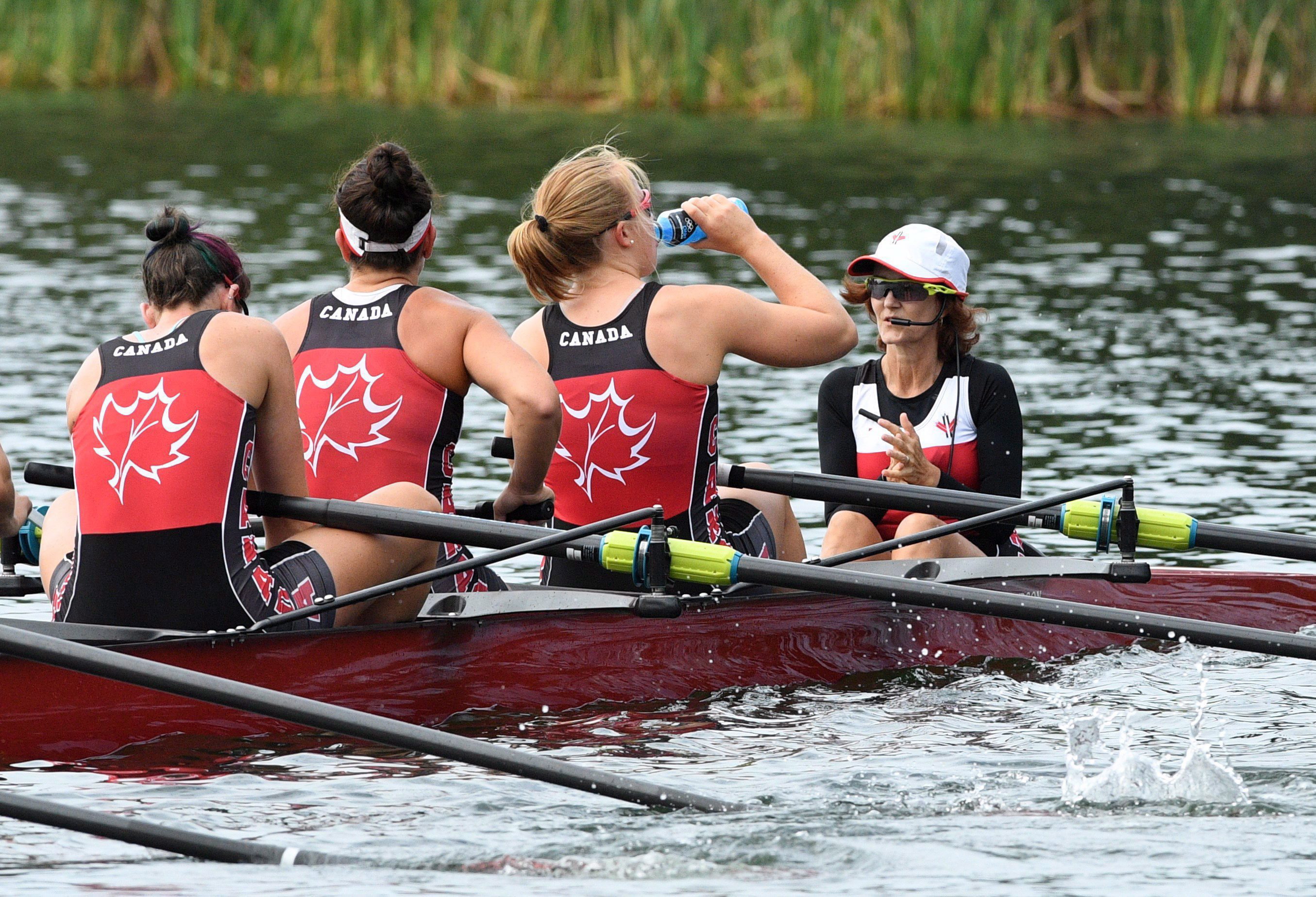 Lesley Thompson-Willie, barreuse olympique canadienne du Canada, discute avec son équipe au cours d'une séance d'aviron à Lagoa, à Rio de Janeiro, au Brésil, le jeudi 4 août 2016. (LA PRESSE CANADIENNE / Sean Kilpatrick)