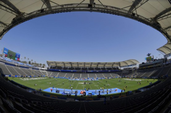 Seahawks Chargers Football Les joueurs des Seahawks de Seattle et les Chargers de Los Angeles se promènent sur le terrain avant un match de football de la NFL au StubHub Center, le dimanche 13 août 2017, à Carson, en Californie (AP Photo / Mark J. Terrill)