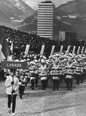 Les athlètes représentant le Canada aux Jeux olympiques d'hiver de 1968 participent à la cérémonie d'ouverture à Grenoble, le 6 février 1968. (AP Photo)
