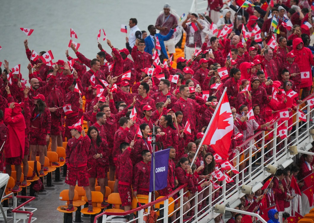 Les athlètes d'Équipe Canada en bateau sur la Seine.