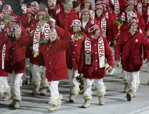 Les athlètes canadiens font leur entrée au stade lors de la cérémonie de clôture des Jeux olympiques d'hiver de Turin en Italie le dimanche 26 février 2006. (Photo PC / COC / Jonathan Hayward)