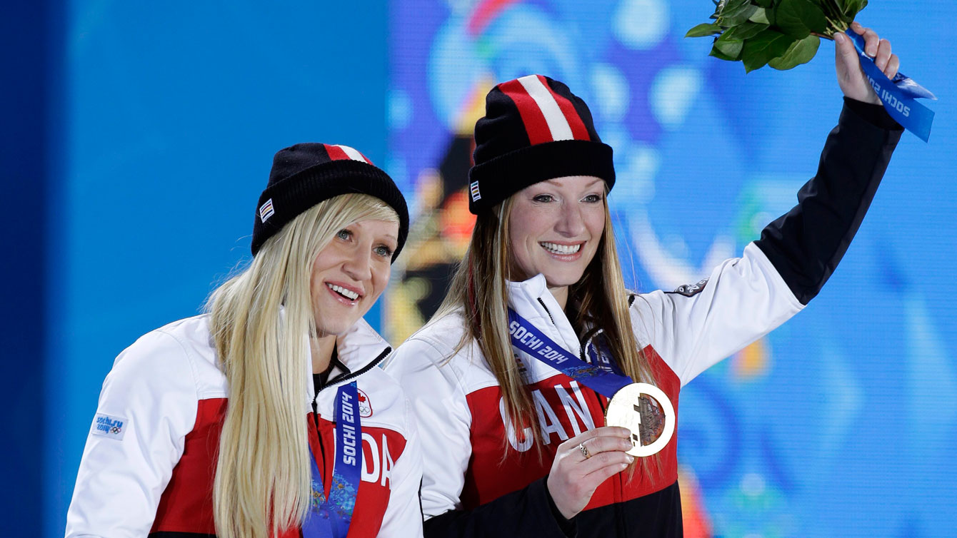 Les médaillées d'or en bobsleigh féminin Kaillie Humphries, à gauche, et Heather Moyse lors de leur cérémonie de remise des médailles aux Jeux olympiques d'hiver de 2014, le jeudi 20 février 2014 à Sotchi, en Russie. (AP Photo / Morry Gash)