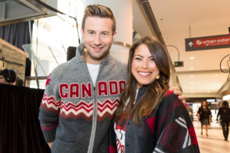 HBC Canada Kit Launch Les animateurs Patrick Langlois et Roseline Filion lors du dévoilement de la collection d'Équipe Canada pour PyeongChang 2018, à Toronto, le 3 octobre 2017. (Photo : COC)