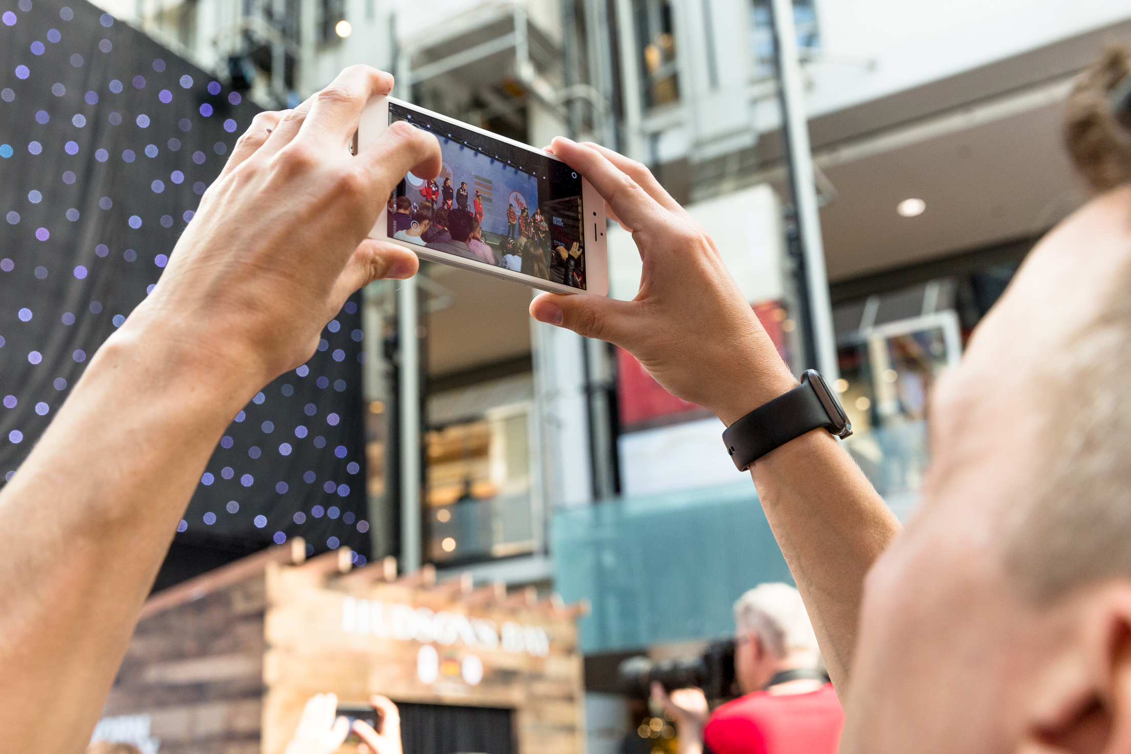 Un partisan prend une photo lors du dévoilement de la collection d'Équipe Canada pour PyeongChang 2018, à Toronto, le 3 octobre 2017. (Photo : COC)
