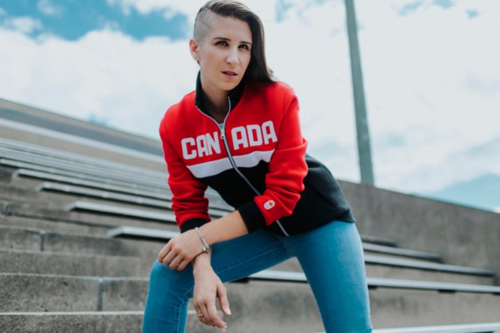 Ivanie Blondin Ivanie Blondin vêtu de la collection officielle Équipe Canada de La Baie d'Hudson pour PyeongChang 2018.