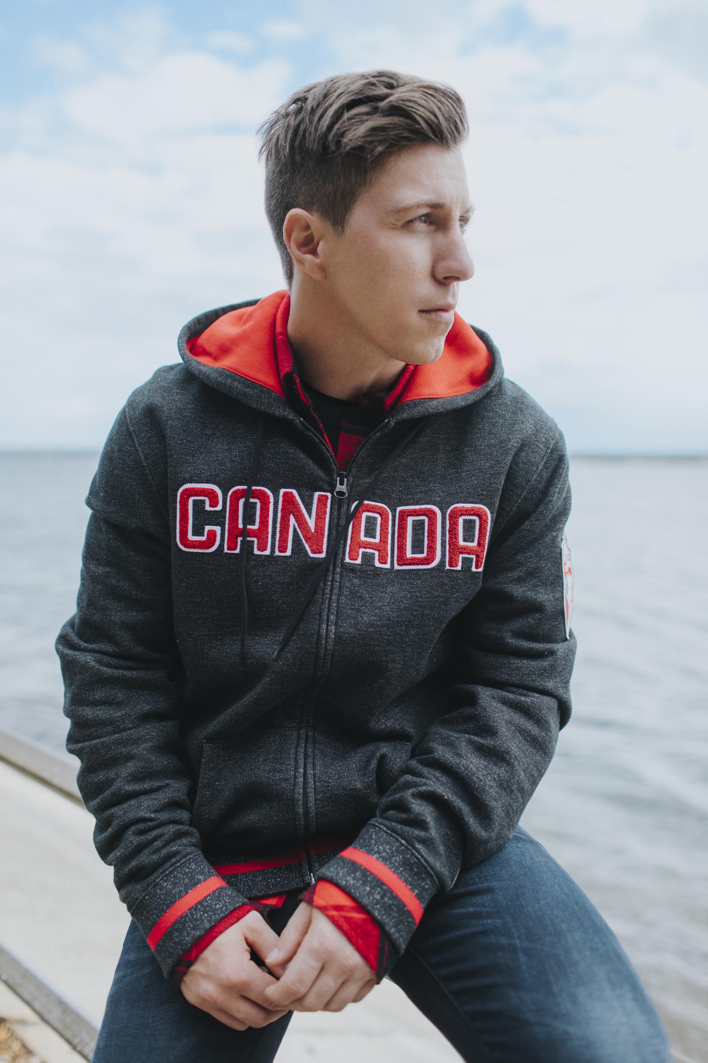 Travis Gerrits vêtu de la collection officielle Équipe Canada de La Baie d'Hudson pour PyeongChang 2018.