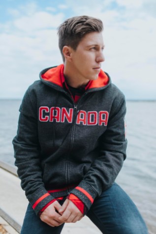 Travis Gerrits Travis Gerrits vêtu de la collection officielle Équipe Canada de La Baie d'Hudson pour PyeongChang 2018.
