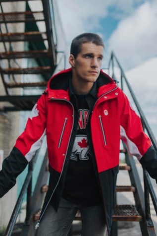Max Parrot Max Parrot vêtu de la collection officielle Équipe Canada de La Baie d'Hudson pour PyeongChang 2018.
