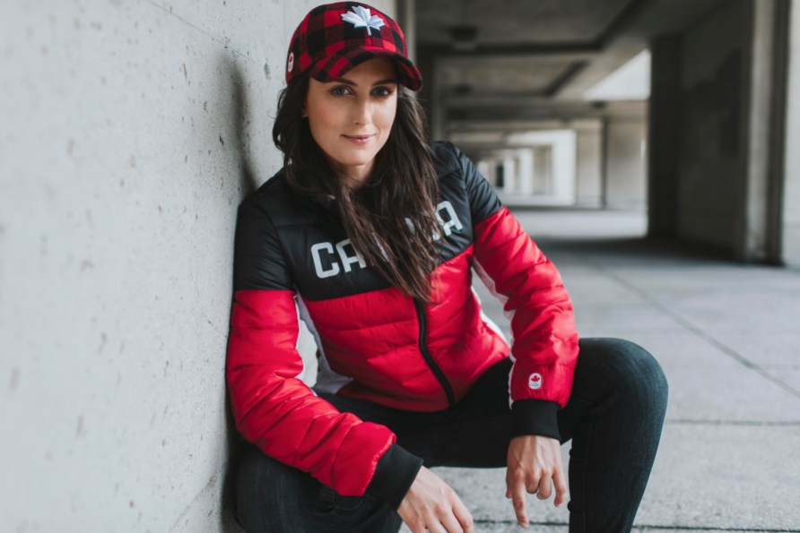 Kelsey Serwa Kelsey Serwa vêtu de la collection officielle Équipe Canada de La Baie d'Hudson pour PyeongChang 2018.