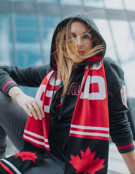 Erin Latimer Erin Latimer vêtu de la collection officielle Équipe Canada de La Baie d'Hudson pour PyeongChang 2018.