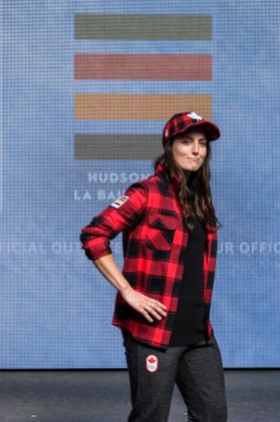 VE171003-0821 Kelsey Serwa lors du dévoilement de la collection d'Équipe Canada pour PyeongChang 2018, à Toronto, le 3 octobre 2017. (Photo : COC)