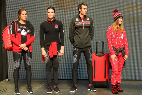 VE171003-0898 Marie-Michèle Gagnon, Marielle Thompson, Brendan Green et Taylor Henrich lors du dévoilement de la collection d'Équipe Canada pour PyeongChang 2018, à Toronto, le 3 octobre 2017. (Photo : COC)