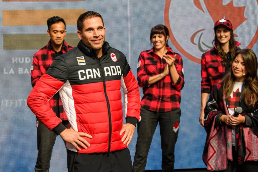 VE171003-0959 John Morris lors du dévoilement de la collection d'Équipe Canada pour PyeongChang 2018, à Toronto, le 3 octobre 2017. (Photo : COC)