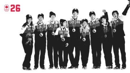 100 COUNTDOWN 26 HOR Une épreuve par équipes de patinage artistique a fait ses débuts à Sotchi 2014, et il est rapidement devenu évident qu’Équipe Canada était, effectivement, une équipe, quand les patineurs canadiens ont attendu avec Patrick Chan les résultats de sa performance et que la médaille d’argent de l’équipe a été célébrée avec un câlin de groupe. SOYEZ SOLIDAIRES.