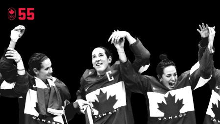 100 COUNTDOWN 55 HOR Caroline Ouellette a mené, en tant que capitaine, l’équipe canadienne de hockey féminin à sa quatrième médaille d’or olympique consécutive à Sotchi 2014 et a aussi marqué l’histoire individuellement. Elle est devenue la seule athlète à avoir participé à au moins quatre Jeux olympiques d’hiver dans sa carrière et à remporter l’or à chaque participation. SOIS EXCELLENT