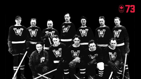 100 COUNTDOWN 73 HOR Le premier membre des premières nations à participer aux Jeux olympiques d’hiver, Kenneth Moore a commencé à jouer au hockey après le décès tragique de ses frères ainés dans les pensionnats. Membre de la première nation Peepeekisis, il a joué une partie à Lake Placid 1932, marquant un but pour les Winnipegs quand ils ont gagné la quatrième médaille d’or d’affilée pour le Canada en hockey. SOIS INCLUSIF