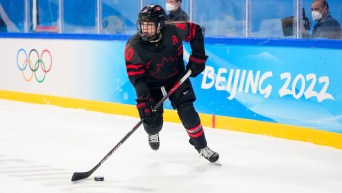 Une joueuse de hockey avance avec la rondelle sur la glace
