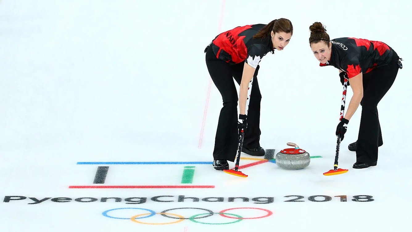 Deux curleuses balaient la glace