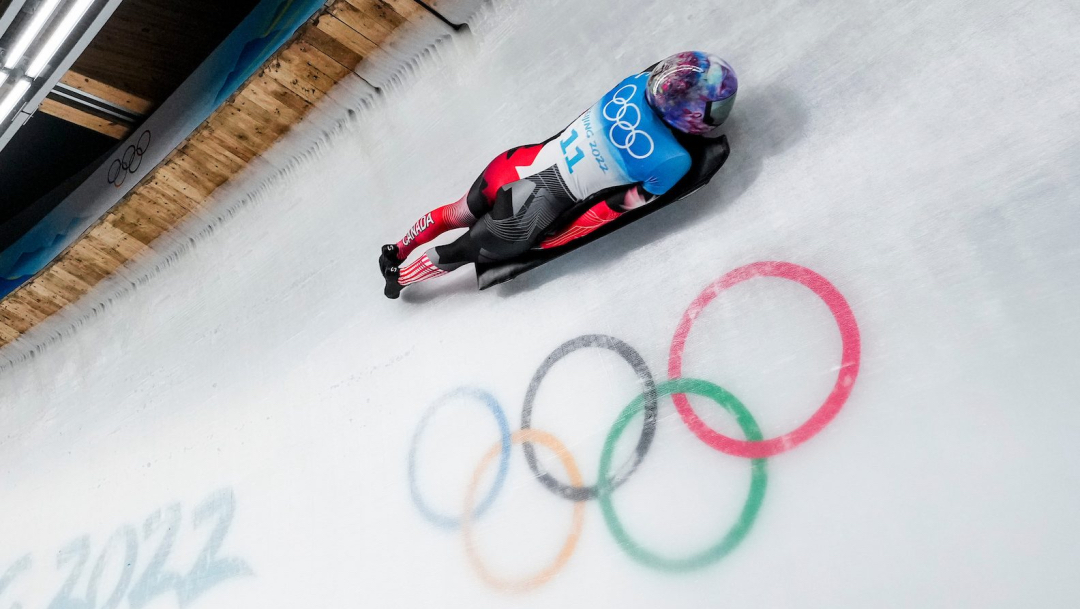 Une athlète de skeleton effectue sa descente