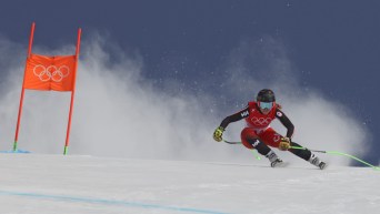 Une skieuse alpine effectue une descente