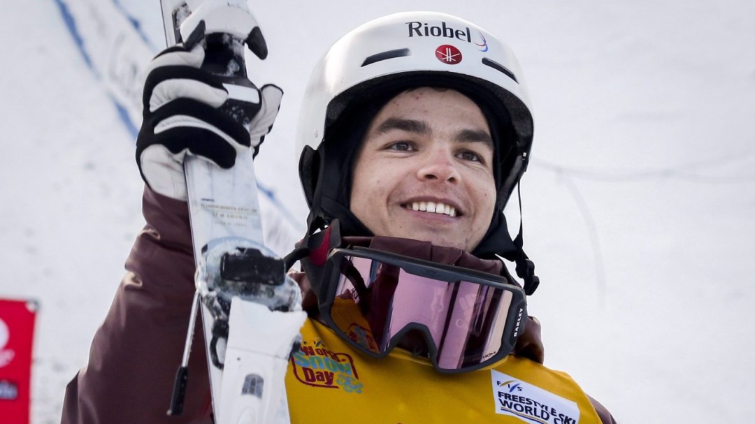 Un skieur acrobatique pose sur le podium d'une compétition
