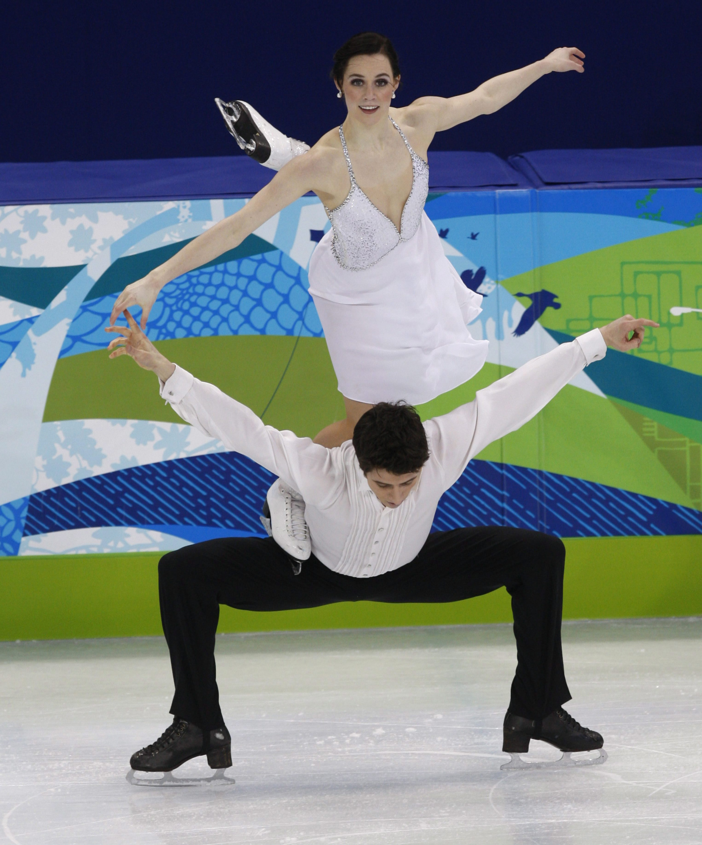 Tessa Virtue et Scott Moir effectue le « cygne ».