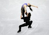 Tessa Virtue et Scott Moir du Canada exécutent leur programme court de danse sur glace aux Championnats des quatre continents de patinage artistique de l’ISU à Gangneung, en Corée du Sud, jeudi le 16 février 2017. (AP Photo/Ahn Young-joon)