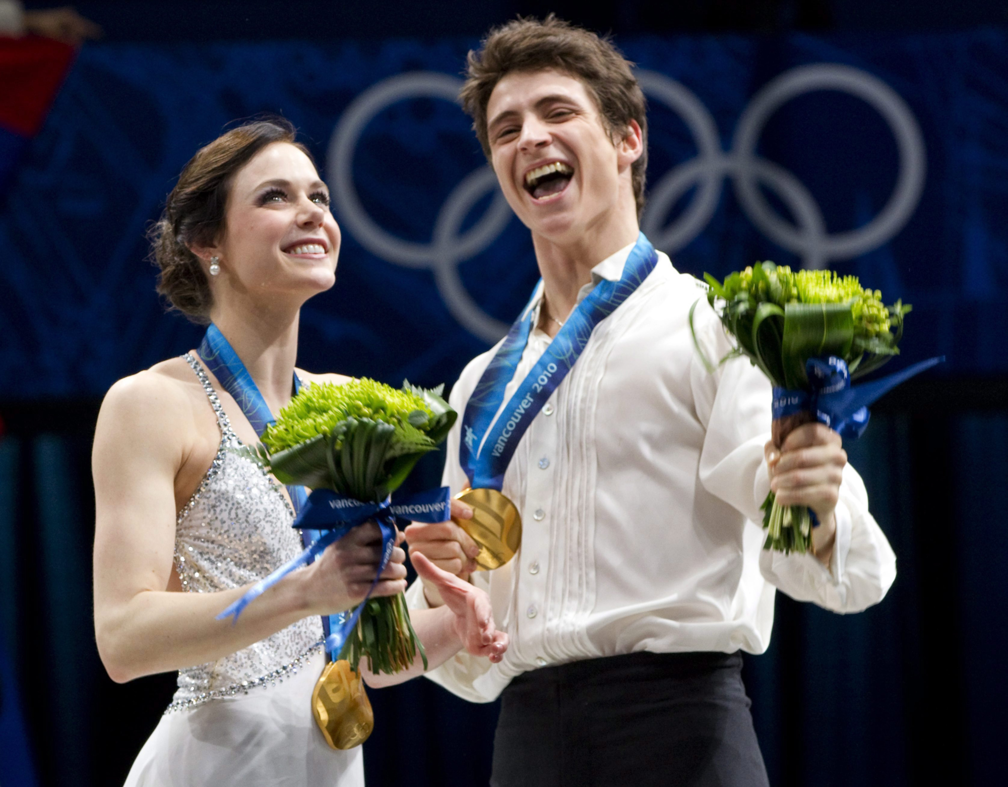 Tessa et Scott sur le podium, médailles au cou